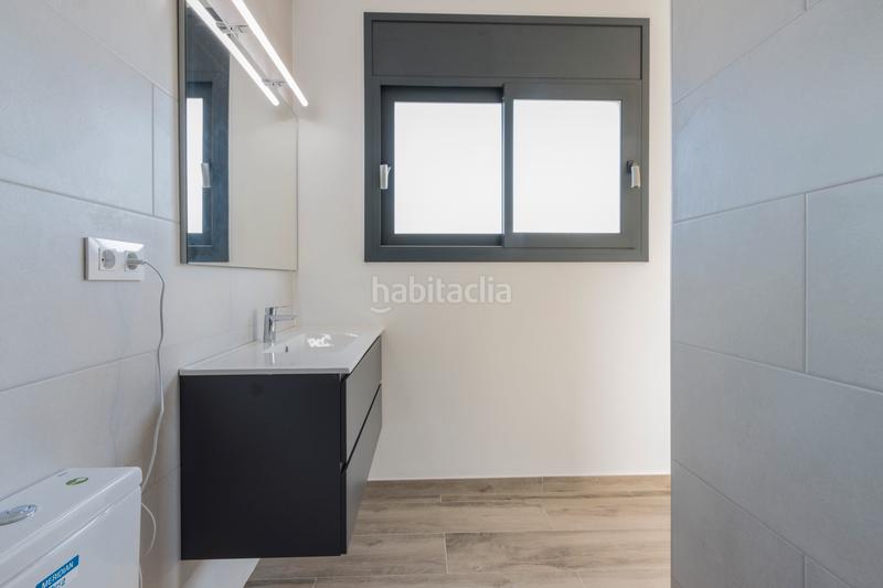 Foto a2bae796-046b-4253-a146-1c083ade32b2. Casa adosada espléndida casa adosada con amplios espacios y terraza solarium en Rubí
