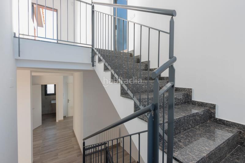 Foto b6f7a0eb-ec3b-4599-af7e-61936b593362. Casa adosada espléndida casa adosada con amplios espacios y terraza solarium en Rubí