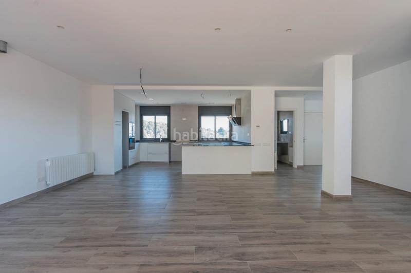 Foto e4c16f58-c2ed-4115-b3aa-e754a6aa5a3f. Casa adosada espléndida casa adosada con amplios espacios y terraza solarium en Rubí