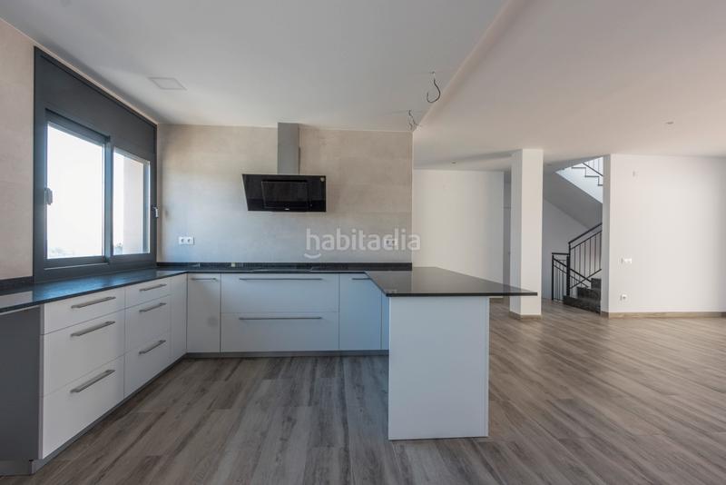 Foto e9ce66cb-c4be-4e73-a3be-352eda744dfa. Casa adosada espléndida casa adosada con amplios espacios y terraza solarium en Rubí