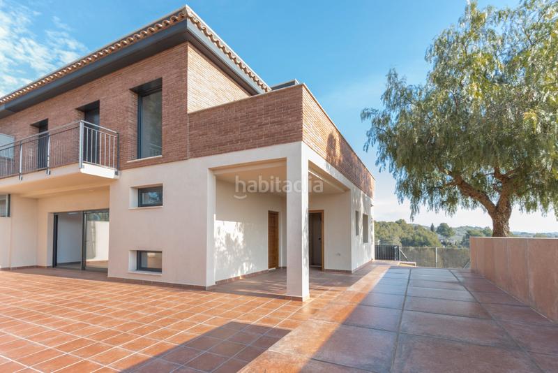 Foto f39cfbc9-6ce5-446f-b014-a21170af10e0. Casa adosada espléndida casa adosada con amplios espacios y terraza solarium en Rubí