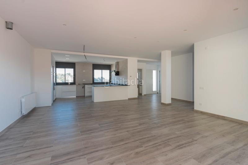 Foto f7866006-edee-4bf3-8184-8867513af2dd. Casa adosada espléndida casa adosada con amplios espacios y terraza solarium en Rubí