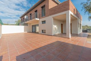 Casa adossada  Carrer del puigpedrs. Esplndida casa adosada con amplios espacios y terraza solarium