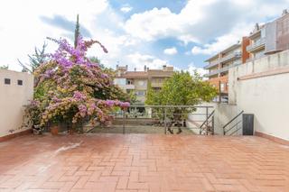 Piano terra  Carrer de les illes balears. Vivienda planta baja con jardín privado en el centro de castella