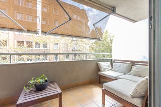 Location Appartement  Carrer de ramon turró. Luminoso piso amueblado con terraza