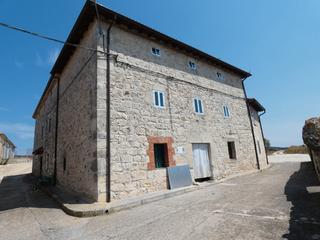 Maison à Calle alta 9. Zona monasterio de rodilla. casa con jardín  para entrar a vivir