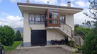 Chalet in Bárcena de Cicero. Chalet individual con 1.000 m2 terreno proximo a laredo