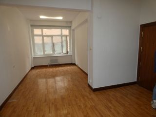 Bureau  Autonomia kalea. Se vende oficina junto a zabalburu