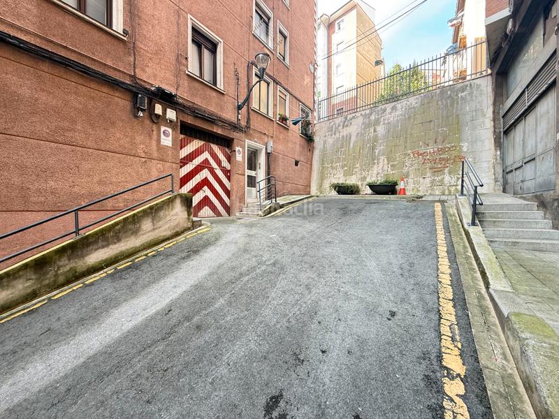 Foto d486cc13-0140-44a2-8638-f20b541d78ef. Parking voiture dans Barrio de Uribarri Bilbao