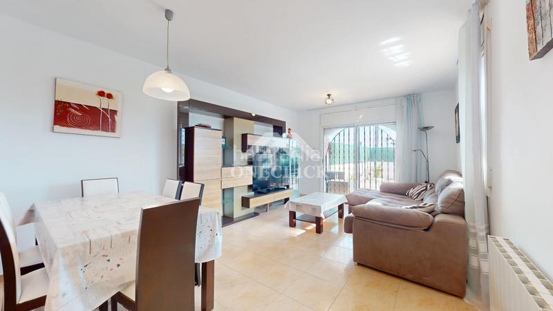 Foto 39a25632-50ad-4594-b568-9c5b63682df0. Casa aparellada a carrer c 13 a Platja de Mont-roig Mont-roig del Camp