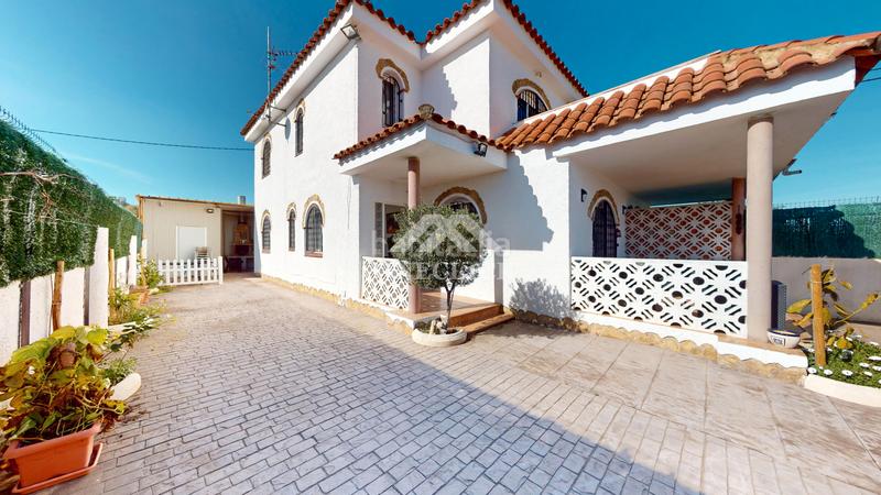 Foto 4868c0a4-41d2-4465-9872-ab4592f99cff. Casa aparellada a carrer c 13 a Platja de Mont-roig Mont-roig del Camp