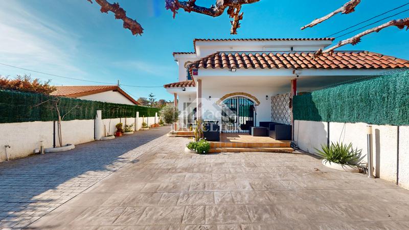 Foto ce16f8d8-4f96-4f05-b1d0-1c67976f4ec6. Casa aparellada a carrer c 13 a Platja de Mont-roig Mont-roig del Camp