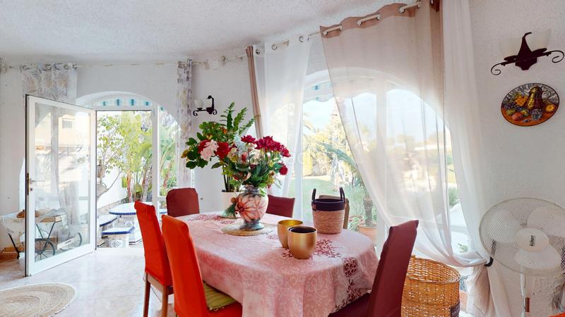 Foto 08a87f29-c69c-4374-8dc2-cb5848cf2e7e. Chalet  independiente en el centro de miami playa en Miami Platja