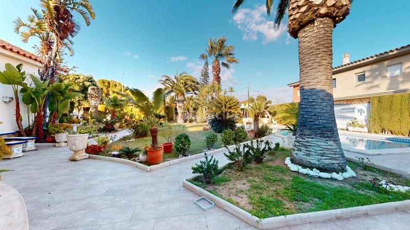 Foto 74fe48eb-5dd1-4781-8881-3ffb6ee95d10. Chalet  independiente en el centro de miami playa en Miami Platja