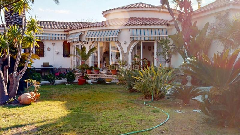 Foto 83e109de-e95a-4266-9dbe-a140b9c4ce4a. Chalet  independiente en el centro de miami playa en Miami Platja