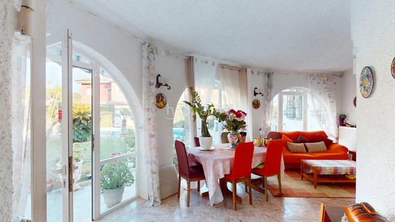 Foto db4630ab-baac-4b1a-87b5-61aa6a4634f1. Chalet  independiente en el centro de miami playa en Miami Platja