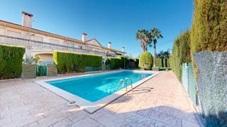 Casa adossada  Carrer cambrils 3. Impecable vivienda adosada en club mont-roig