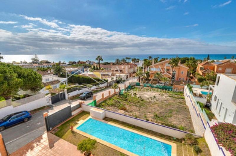 Foto 68c469a4-e33c-4740-a54e-70eafd705116. Chalet villa en las chapas. en Casco Antiguo Marbella