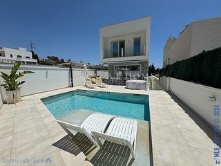 Xalet a Centro. Villa a estrenar con vistas al mar y a la montaña