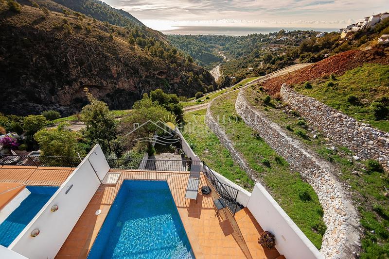 Foto 4395f867-38e6-4acf-a507-780730701d85. Miete chalet mit parking pool in Frigiliana