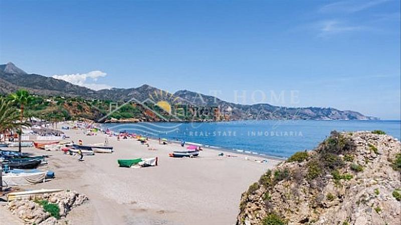 Foto 11ece97a-58a1-4cee-b7e0-3dd3413f1bf4. Parking coche cochera en la playa burriana en Centro Nerja
