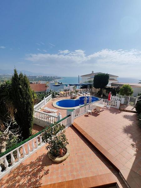 Foto b447904f-7aa2-4fae-ab6c-8e47596f9aa5. Casa amb aparcament piscina a Centro Nerja