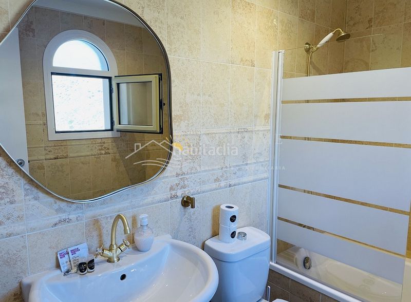 Foto aebda514-930d-440a-af1f-9da5dc14d954. Apartament amb piscina a Centro Nerja