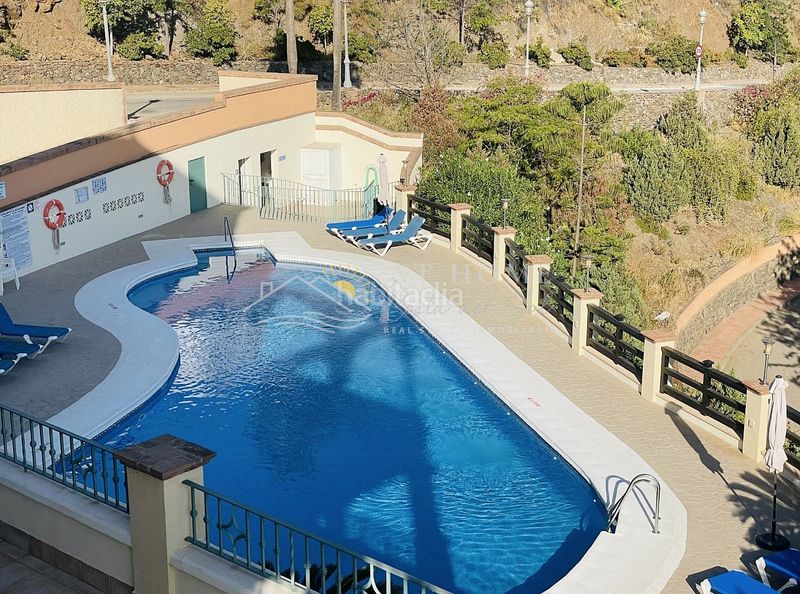 Foto bf4a43ae-72ec-455b-a51d-dda094157500. Apartament amb piscina a Centro Nerja
