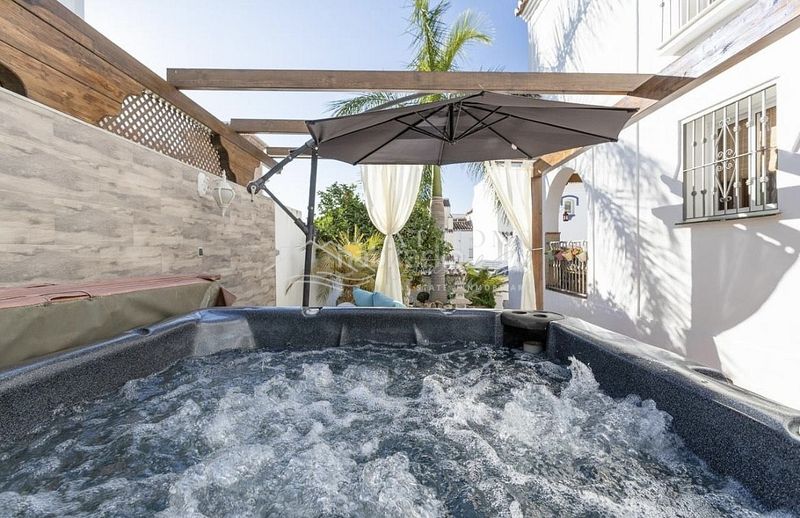 Foto 7e25a3c0-40e7-41ac-bbff-71e76e954188. Casa amb aparcament piscina a Centro Nerja