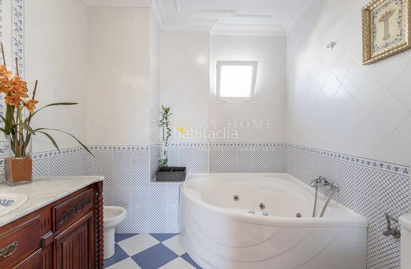 Foto b8956d49-a9ab-41e3-b1d6-d10e0e2117a4. Casa amb aparcament piscina a Centro Nerja