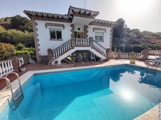 Casa a Centro. Finca 3 dormitorios con 2538 m2 de parcela llana, piscina garaje