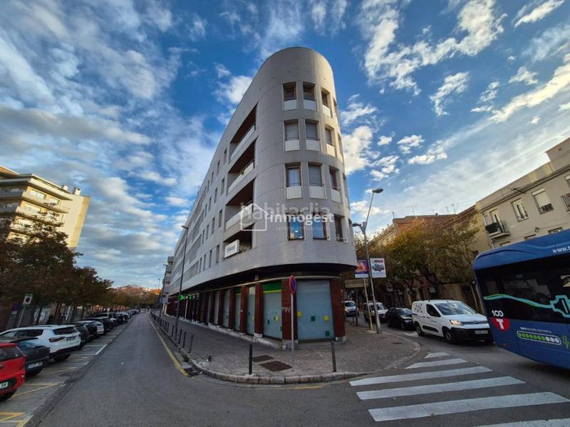 Foto 598afc30-2d54-42d2-9d91-08a3e82a1636. Alquiler local comercial local en alquiler en santa eugènia17006 en Girona