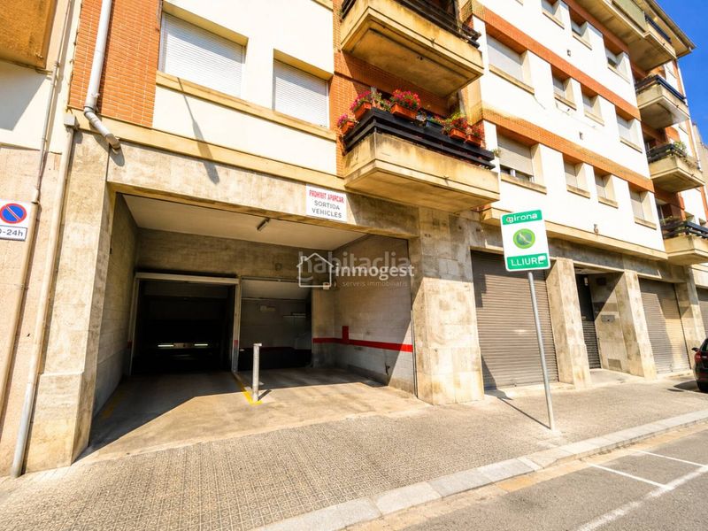 Foto 8b852332-c47a-4e1b-9b96-0981a6991f43. Aparcament cotxe a Santa Eugenia Girona