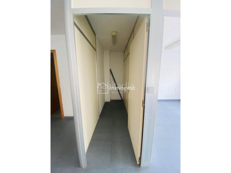 Foto 448a0037-c01d-43bd-99b9-b212ba6def82. Alquiler oficina local oficina 56m , 1 despacho , 1 archivador, 1 lavabo, 1 sala de 40m . en Girona
