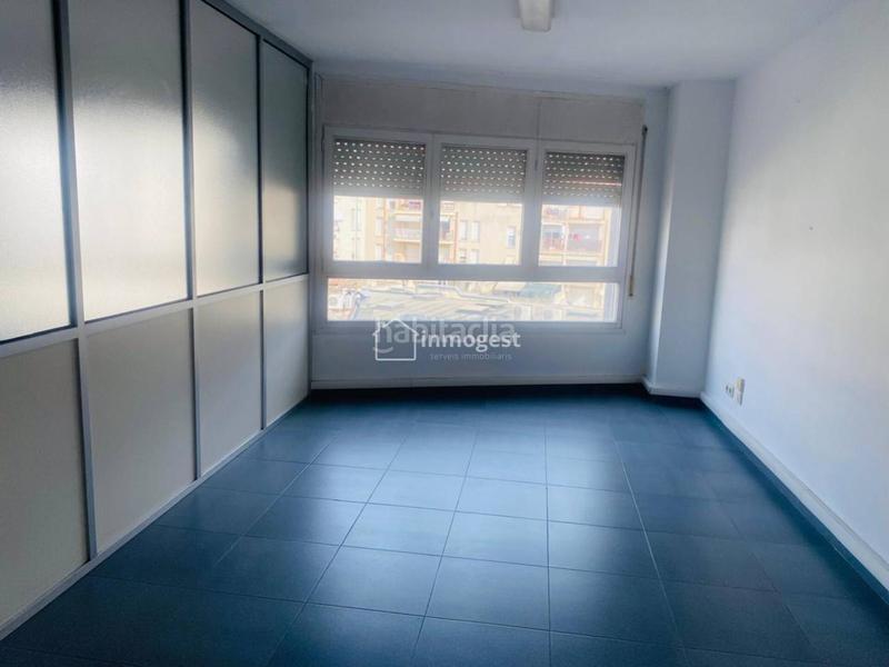 Foto 6d73cfb5-fd5e-421f-bff6-1d764a54f77e. Alquiler oficina local oficina 56m , 1 despacho , 1 archivador, 1 lavabo, 1 sala de 40m . en Girona