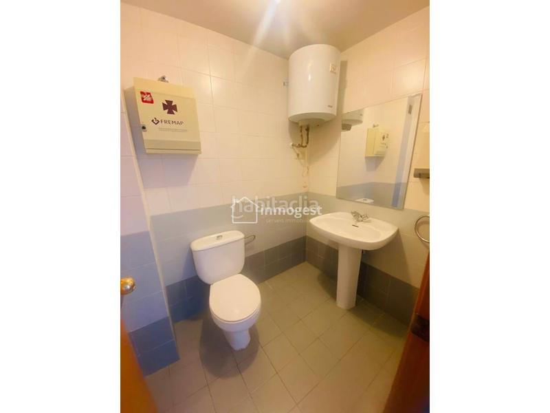 Foto 8d3bd1fd-5d60-4dc8-94ef-7f9bccd2643b. Alquiler oficina local oficina 56m , 1 despacho , 1 archivador, 1 lavabo, 1 sala de 40m . en Girona