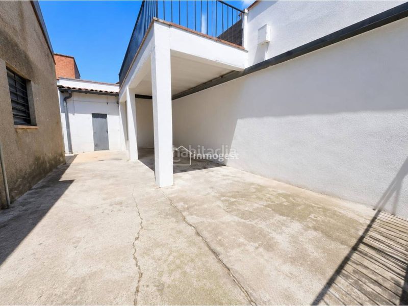 Foto 57a3f15f-a5a4-41e0-aa89-db4e173b6d3d. Casa adossada amb aparcament a Veïnat Salt