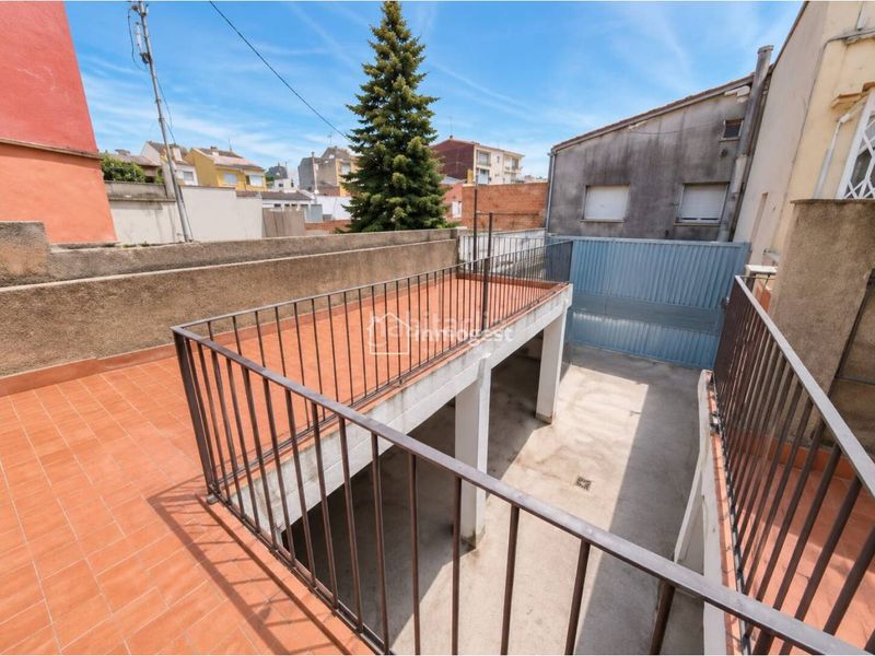 Foto a07bd00d-b51f-4c6d-bc91-ecb3fe877917. Casa adossada amb aparcament a Veïnat Salt