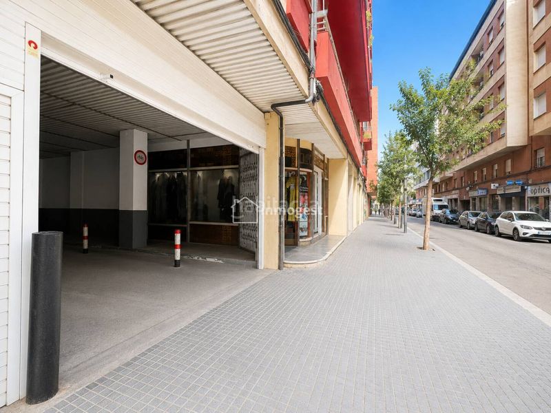 Foto 40327da6-8651-47ae-9ec4-8fc2aa7585b8. Aparcament cotxe a Centre Salt
