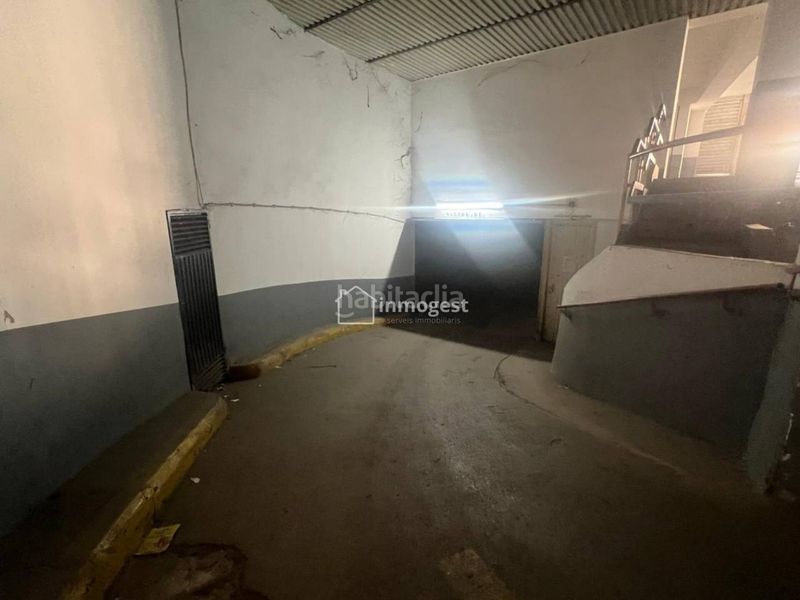 Foto 50cc7a33-d9a3-4376-af42-7f2e7052405b. Aparcament cotxe a Centre Salt