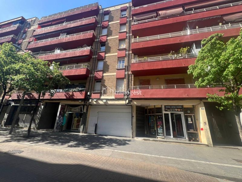 Foto a4ec8af4-4b6c-4759-80d1-d2e57fbab3cc. Aparcament cotxe a Centre Salt