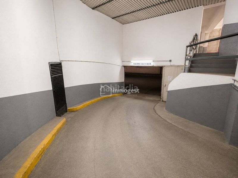 Foto a690a670-3cd8-45dd-a954-4edfd84abdee. Aparcament cotxe a Centre Salt
