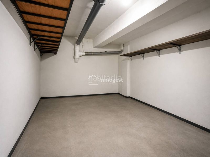 Foto b60c55e3-2800-4126-9c5c-f2a9ee2eccb4. Aparcament cotxe a Centre Salt
