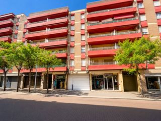 Car parking  Calle angel guimera. Parking cerrado en centro de salt!!!!