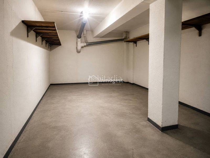 Foto f07ac890-a520-4eb5-8404-7bfd5caec455. Aparcament cotxe a Centre Salt