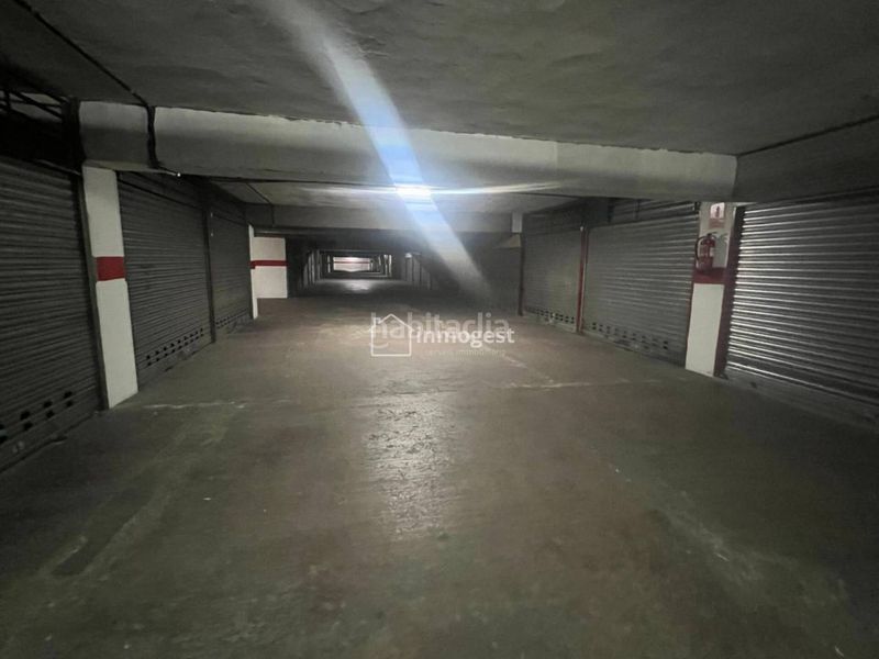 Foto f6920274-a5ad-4b2b-b5bd-ca0a7a65bf22. Aparcament cotxe a Centre Salt