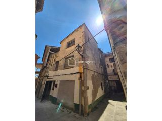 Edifici  Plaza esglesia. Oportunidad de edificio con 3 pisos a la venta en el centro de b