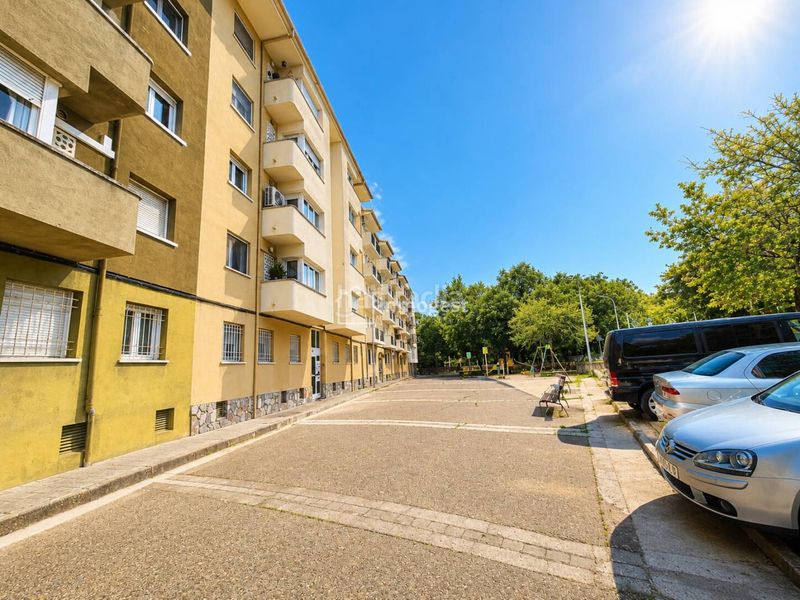 Foto b26a8fc3-7172-4f77-afa4-40b67437b420. Alquiler parking coche plazas de parking en alquiler , zona taialà germà sabat en Girona
