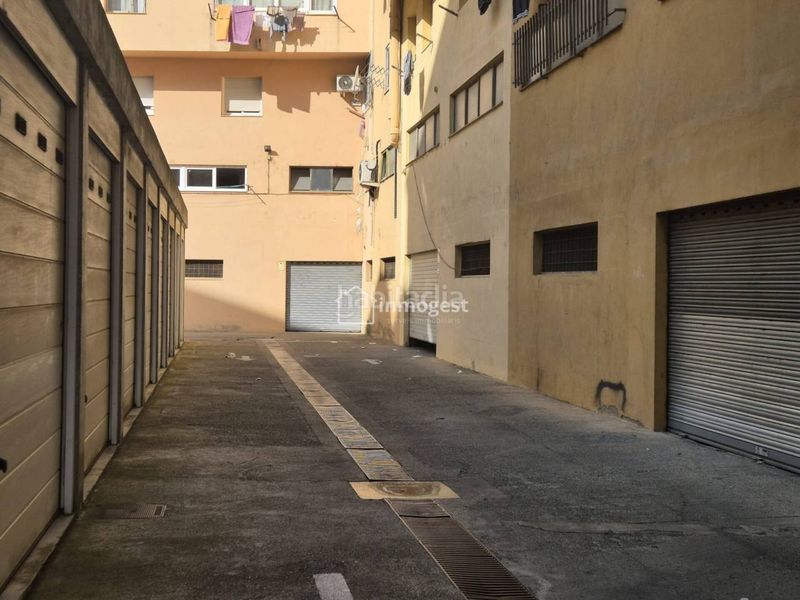 Foto edbf600b-b653-4b4d-b218-f07e6cb53e9a. Aparcament cotxe a Barri dels Escriptors Salt