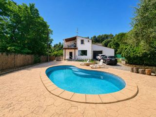 Rent Chalet  Calle sant ferriol. Espectacular casa con piscina en alquiler en sarrià de ter alqui